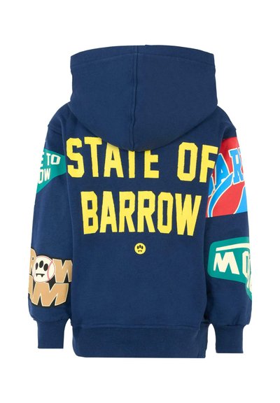 Felpa di colore blu navy con testo giallo "STATE OF BARROW". Presenta toppe colorate sulle maniche in rosso, blu e verde. Realizzata in un morbido tessuto testurizzato.