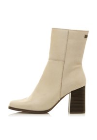 Stivaletto beige in pelle liscia, con punta quadrata, tacco a blocco e un sottile logo accentuato di lato.