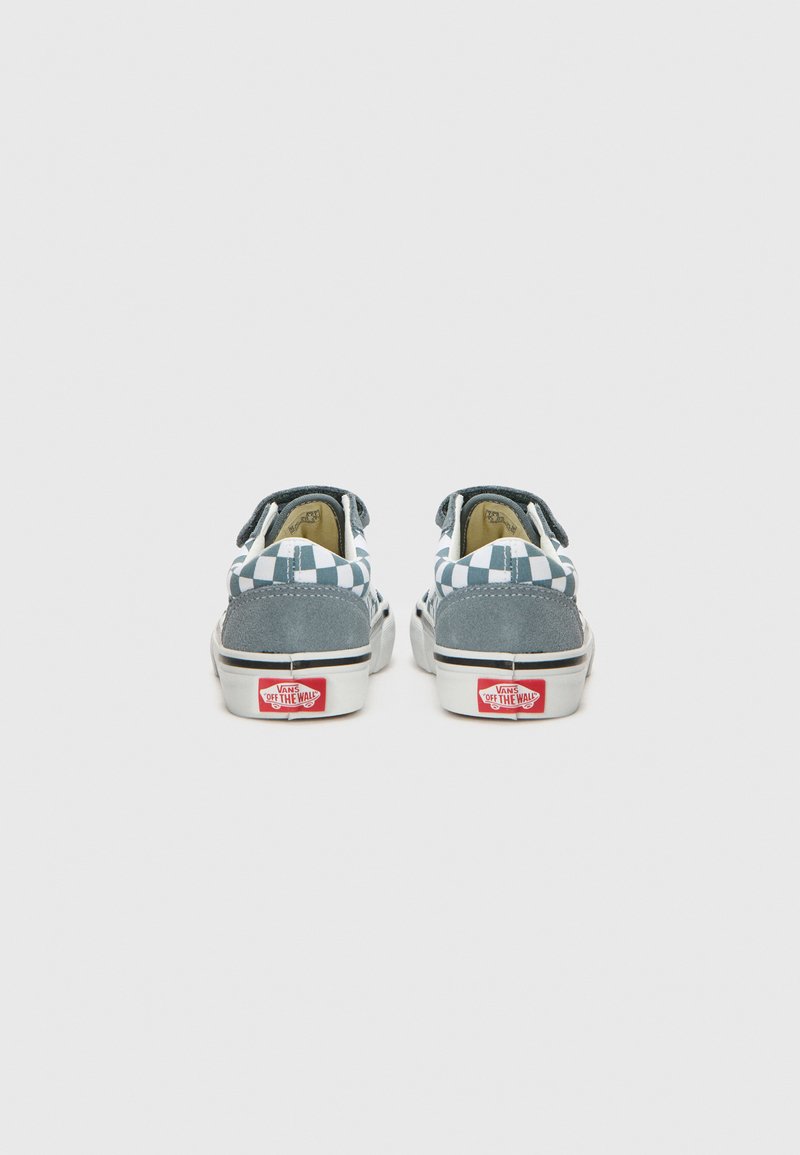 Leinenschlupfschuhe mit einem blau-weißen Schachbrettmuster, grauen Wildlederakzenten, weißer Sohle und rotem Vans-Logo an der Ferse.