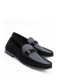 Mocassins en daim noir avec un dessus en textile gris à motif, dotés d'une accent en métal argenté décoratif et d'un design à bout rond.