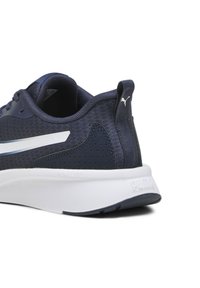 Zapatilla deportiva de color navy con parte superior texturizada, acentos en blanco y cuello acolchado. Presenta un diseño perforado para una mejor transpirabilidad y una gruesa suela blanca.