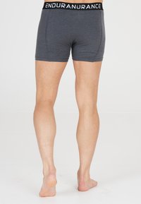 Grijze boxer shorts van katoenmix met een zwarte elastische tailleband waarop "ENDURANCE" in witte tekst staat. Gepast ontwerp boven de dijen.