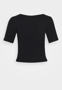 Černý top s krátkým rukávem, širokým výstřihem, přiléhavým střihem a hladkým, elastickým materiálem. Čistý, minimalistický vzhled bez ozdob.