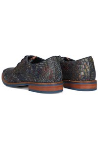 Leren schoenen met een getextureerd blauw en paars reptielpatroon, voorzien van een bruine houten zool en contrasterende blauwe afwerking.