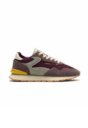 Zijaanzicht van een lage sneaker met bordeauxrode, grijze en paarse suède panelen, witte veters, geel hieldetail en beige zool op een witte achtergrond.