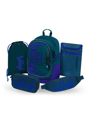 Set van vijf blauwe en paarse tassen, waaronder een rugzak, een trekkoordtas, een etui, een portemonnee en een heuptas met "baagl"-branding.