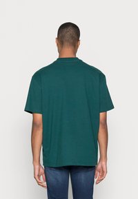 Pegador LOGO TEE - T-shirt básica - pine green