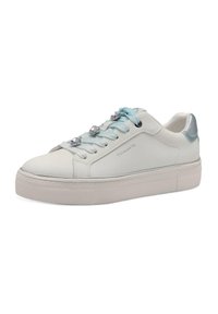 Weiße Leder-Sneaker mit einer strukturierten Gummisohle, hellblauen Schnürsenkeln mit dekorativen Akzenten und einem metallisch blauen Fersenelement.