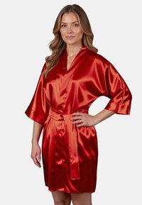 Accappatoio in raso rosso con collo sciallato, maniche corte e larghe, e cintura autopiegata. Tessuto liscio, lunghezza al ginocchio, con un design elegante.