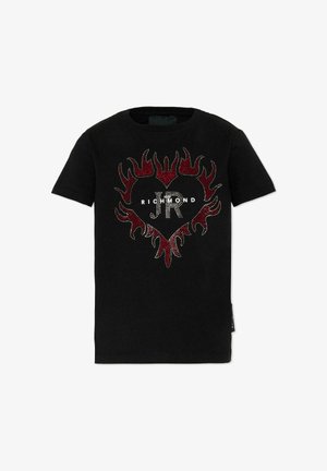 Zwart T-shirt met korte mouwen met een met kristallen bezette hartvorm, omlijnd met rode vlammen en de tekst "JK RICHMOND" in het hart.