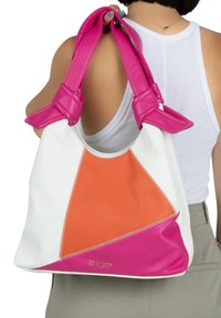 Weißer Lederhandtasche mit einem dreieckigen Farbblockdesign in Orange und Pink, ausgestattet mit pinken gesteppten Trägern und weißen Nähdetails.