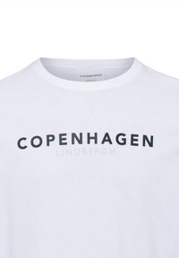 Weißes Baumwoll-T-Shirt mit Rundhalsausschnitt, das den Text "KOPENHAGEN" in fettem Schwarz und "LINDBERGH" in hellerem Grau zeigt. Entspannter Schnitt.