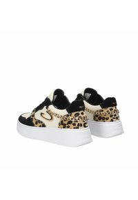 Sneakers platform neri, beigi e con stampa leopardata. Presentano un accento in catena dorata sul lato e una parte superiore testurizzata. Suola bianca.