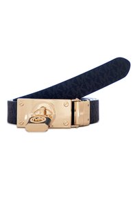 Donkerblauwe leren riem met een gestructureerd patroon, voorzien van een gouden metalen gesp en accenten, waaronder een decoratieve sluiting en pin.