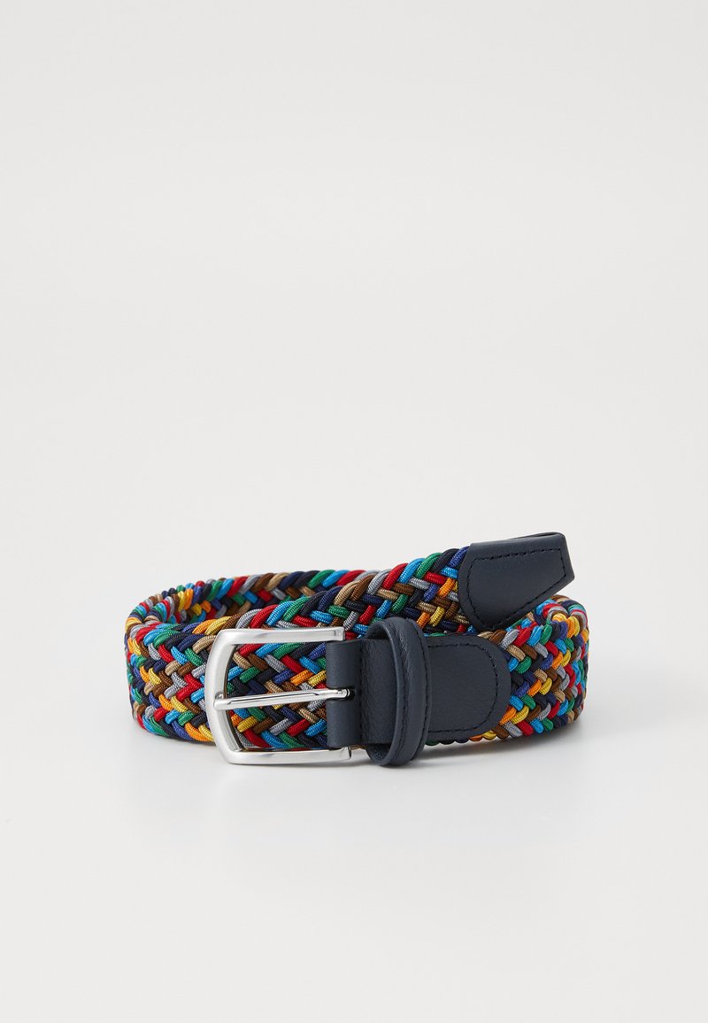 Ceinture tissée multicolore avec une extrémité en cuir lisse bleu marine et une boucle en métal argenté. Elle présente un design flexible et texturé.