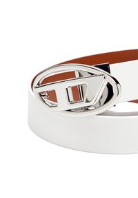 Ceinture en cuir blanc avec une boucle ovale en argent poli présentant un design géométrique et un doublure intérieure marron. Texture lisse, style minimaliste.