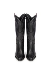 Botas de vaquero de cuero negro con punta afilada, con detalles de piel de cocodrilo texturizada y un diseño decorativo de recortes.