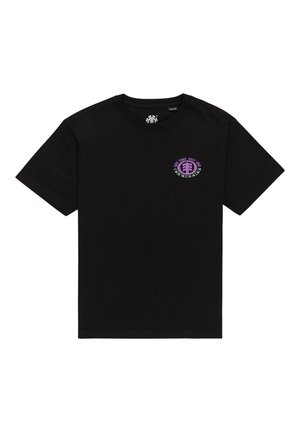 Schwarzes T-Shirt mit kurzen Ärmeln und einem kleinen lila-grünen kreisförmigen Logo auf der linken Brust, das einen stilisierten Baum und Text zeigt.