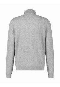 Szary sweter z dzianiny, z długimi rękawami, wysokim kołnierzem oraz prążkowanymi mankietami i dołem. Gładka struktura, o klasycznym, luźnym kroju.