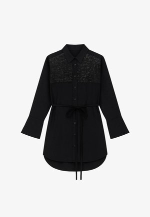 Abito nero a camicia con chiusura a bottoni sul fronte, colletto e maniche svasate. La parte superiore presenta un pannello di paillettes nere testurizzate. Include una cintura abbinata.