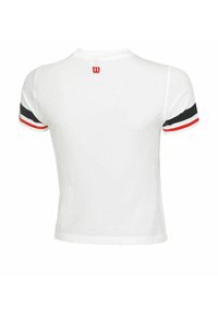 Camisa blanca de manga corta con acentos a rayas negras y rojas en las mangas, con un pequeño logo rojo en la parte trasera del cuello.