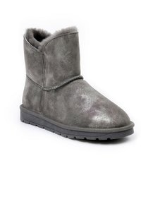 Stivaletto in suede grigio con fodera in morbido pellicciotto, punta tonda, cuciture decorative e suola in gomma per aderenza.