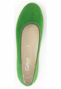 Ballerina in suede verde con punta arrotondata, colletto elasticizzato e soletta imbottita con perforazioni per la traspirabilità.