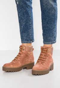 Even&Odd Kotníkové boty na platformě - beige
