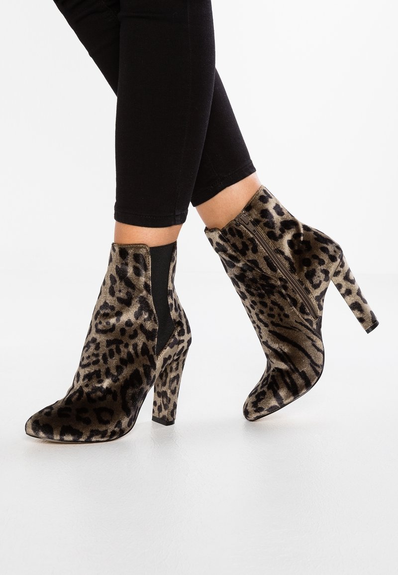 Botas de tobillo con estampado de leopardo, fabricadas en un suave tejido texturizado, con un tacón alto y paneles laterales elásticos para facilitar su uso.