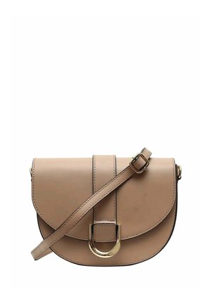 Sac bandoulière en cuir beige avec rabat courbé, sangle ajustable et fermeture à boucle dorée au centre avant.