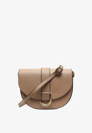Sac bandoulière en cuir beige avec rabat courbé, sangle ajustable et fermeture à boucle dorée au centre avant.