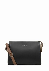 Borsa a tracolla nera in pelle con tracolla marrone, forma rettangolare, logo sulla parte anteriore, texture liscia e chiusura con zip sul lato.