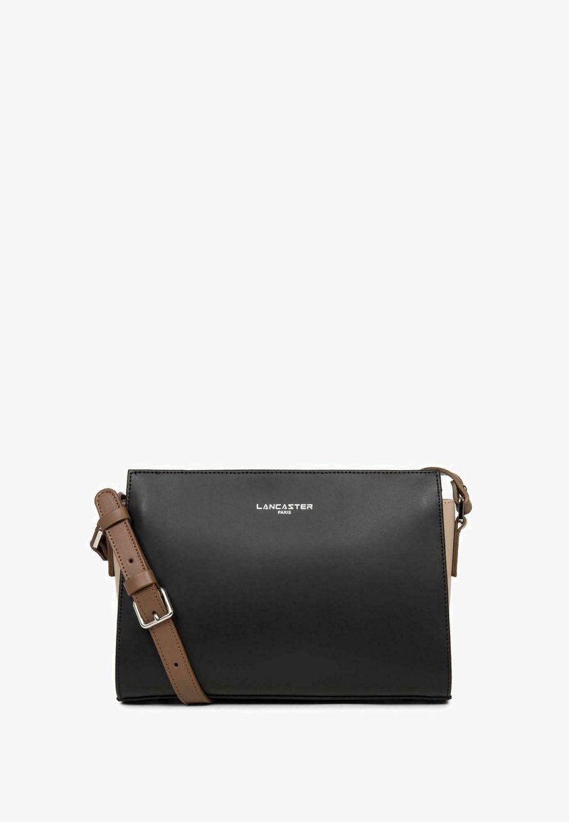 Borsa a tracolla nera in pelle con tracolla marrone, forma rettangolare, logo sulla parte anteriore, texture liscia e chiusura con zip sul lato.