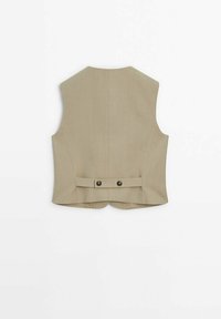 Gilet beige senza maniche con fascetta posteriore regolabile fissata da due bottoni scuri, esposto piatto su uno sfondo bianco.