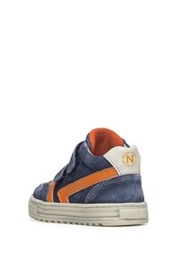 Sneaker high-top in suede blu con accenti arancioni e logo bianco. Presenta una fascia in Velcro, foderatura testurizzata e suola in gomma grigia.