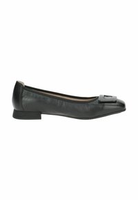 Bailarina de cuero negro con puntera redondeada, que presenta un detalle de hebilla cuadrada en la puntera y un tacón bajo y cuadrado. Textura suave.