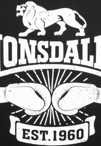 Zwart graphic T-shirt met een witte versleten leeuw, bokshandschoenen en de tekst "Lonsdale EST. 1960" in vetgedrukte typografie.
