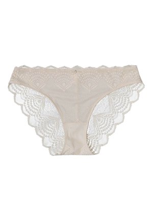 Beżowa bielizna koronkowa z falbaniastymi brzegami, ozdobiona florystycznym wzorem i małym dekoracyjnym klejnotem z przodu. Miękka, przezroczysta struktura.