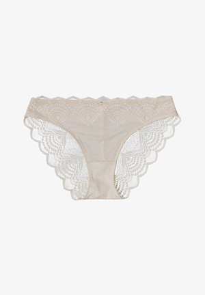 Beżowa bielizna koronkowa z falbaniastymi brzegami, ozdobiona florystycznym wzorem i małym dekoracyjnym klejnotem z przodu. Miękka, przezroczysta struktura.