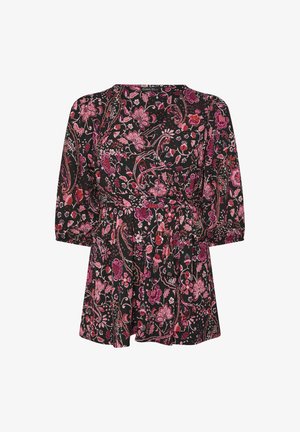 Sukienka w kwiatowy wzór z czarnym tłem, featuring odcieniami różu, czerwieni i zieleni. Długie rękawy, krój kopertowy i detal w postaci przewiązania w talii.