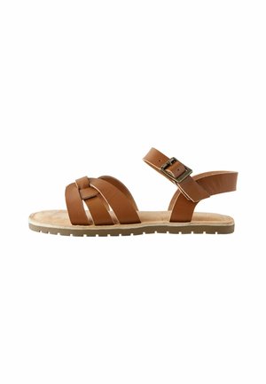 Bruna lädersandaler har flera remmar med ett vävt mönster, en spänne-stängning och en texturerad beige fotbädd. Platt sula med längsgående ränder.