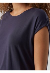 Camiseta de manga corta azul marino, con cuello redondo, confeccionada en una suave mezcla de algodón con un corte relajado y detalle de manga enrollada.