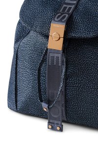 Zaino in tessuto navy con chiusura a patta, hardware dorato e spallacci decorati con lettering in rilievo.