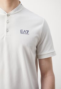 EA7 Emporio Armani TENNIS CLUB SERAFINO - Βασικό μπλουζάκι - star white