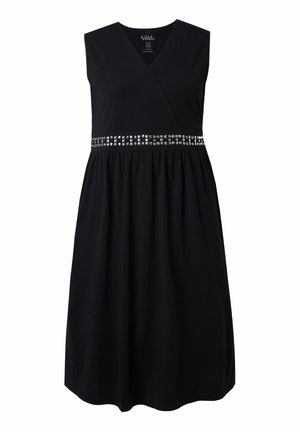 Vestido negro sin mangas con escote en V, cuerpo cruzado, falda fruncida y cinturón de adornos plateados con tachuelas en la cintura.