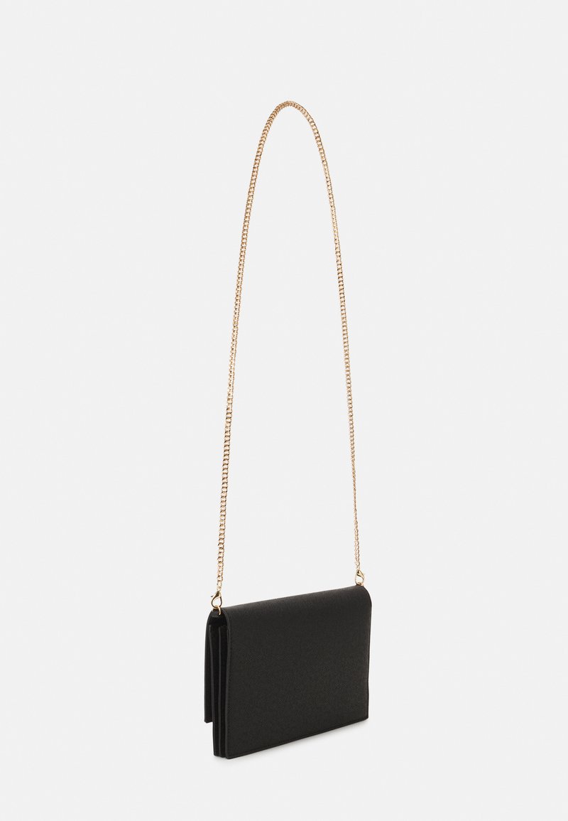 Borsa a pochette nera realizzata in tessuto testurizzato, con una tracolla in catena dorata e una forma rettangolare semplice. Chiusura a pattina senza hardware visibile.