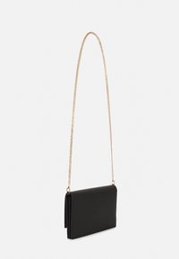 Borsa a tracolla nera in tessuto con superficie testurizzata, design pieghevole e tracolla in catena dorata. Forma compatta senza dettagli hardware visibili.