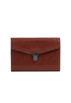 Pochette a busta in pelle marrone con chiusura in metallo nero e logo goffrato sottile sulla patta frontale, mostrata su sfondo bianco.
