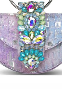 Bolso de mano redondo de color lavanda con acabado iridiscente, adornado con embellishments de cristal coloridos en varias formas y tamaños en la parte frontal.
