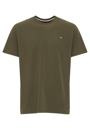Oliivroheline lühikeste varrukatega T-särk, mis on valmistatud siledast puuvillast. Ees on väike logo punaste, valgete ja siniste triipudega. Ümar kaelus.